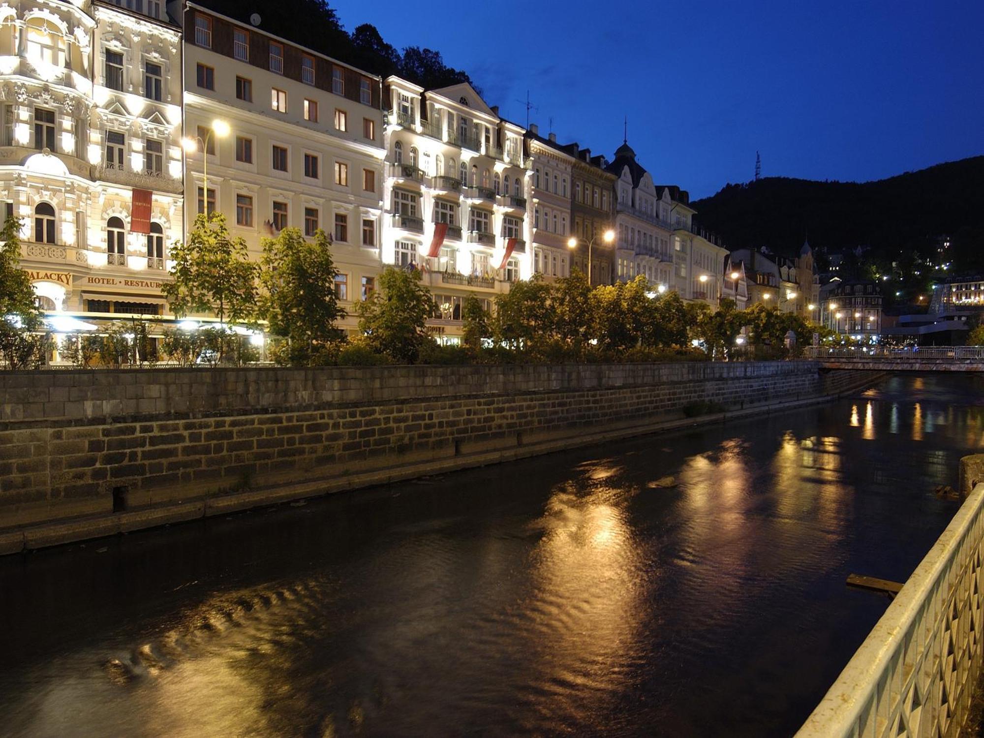 Ea Apartmany Mozart Karlsbad Buitenkant foto